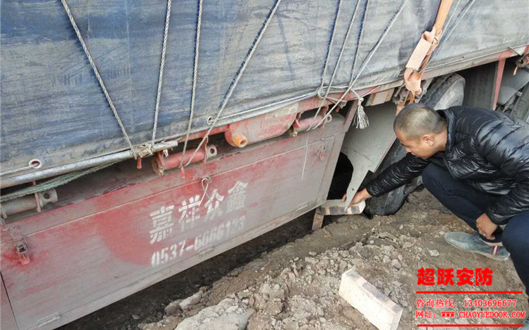 2017年10月24日工地大車陷進(jìn)泥里，工人師傅們齊心協(xié)力***后成功解決問(wèn)題。